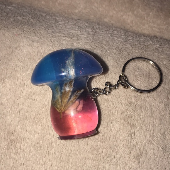 Custom Epoxy mini mushroom 🍄 keychain with shells glow ✨ and 3 Wishes - Picture 2 of 10